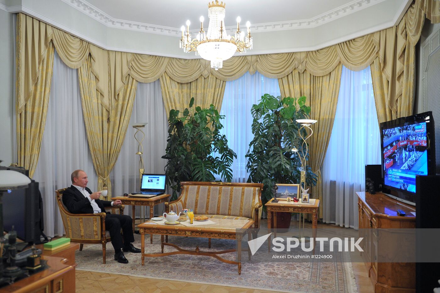 Vladimir Putin watches broadcast of Russian judo wrestlers