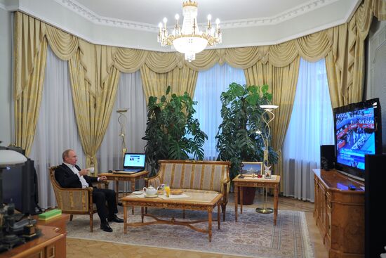 Vladimir Putin watches broadcast of Russian judo wrestlers