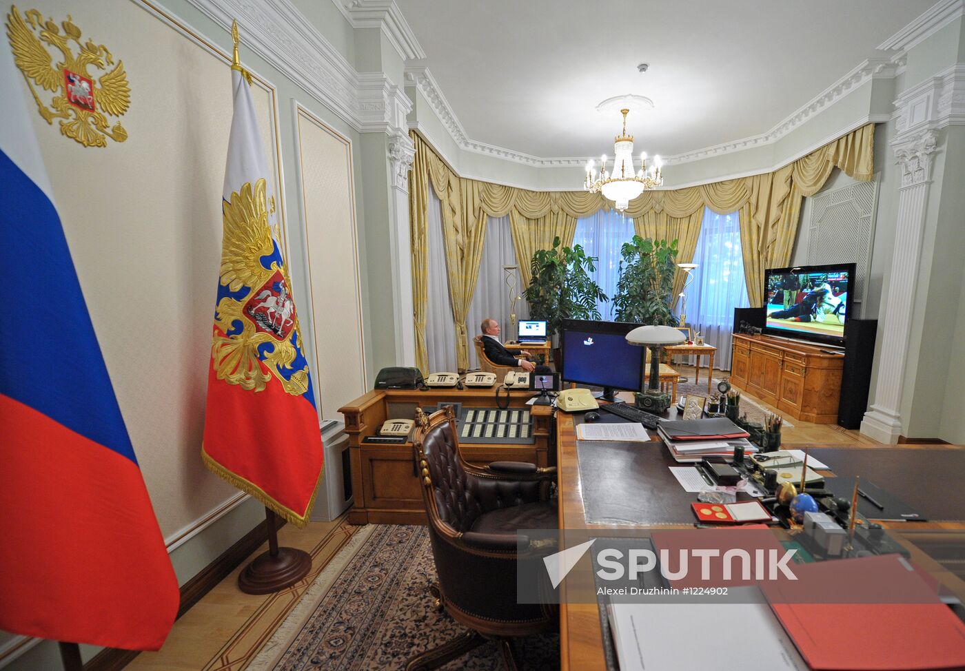 Vladimir Putin watches broadcast of Russian judo wrestlers