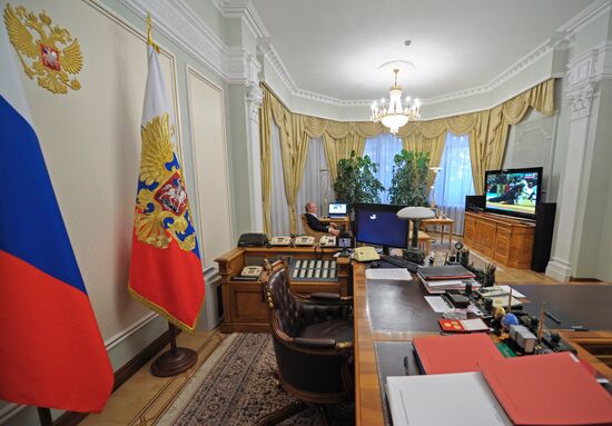 Vladimir Putin watches broadcast of Russian judo wrestlers