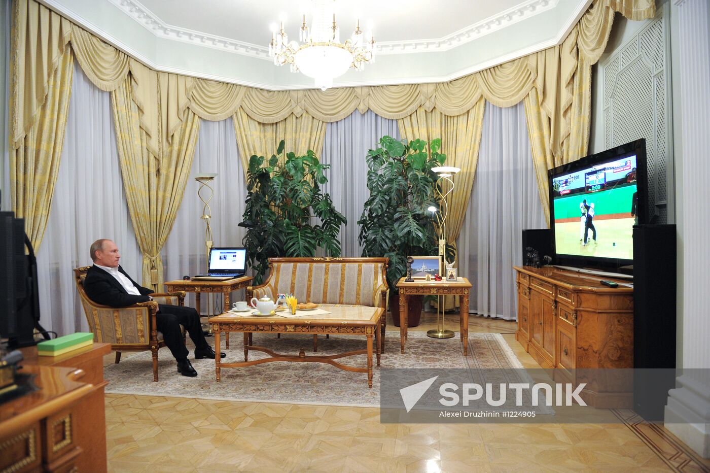 Vladimir Putin watches broadcast of Russian judo wrestlers