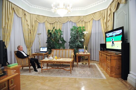 Vladimir Putin watches broadcast of Russian judo wrestlers