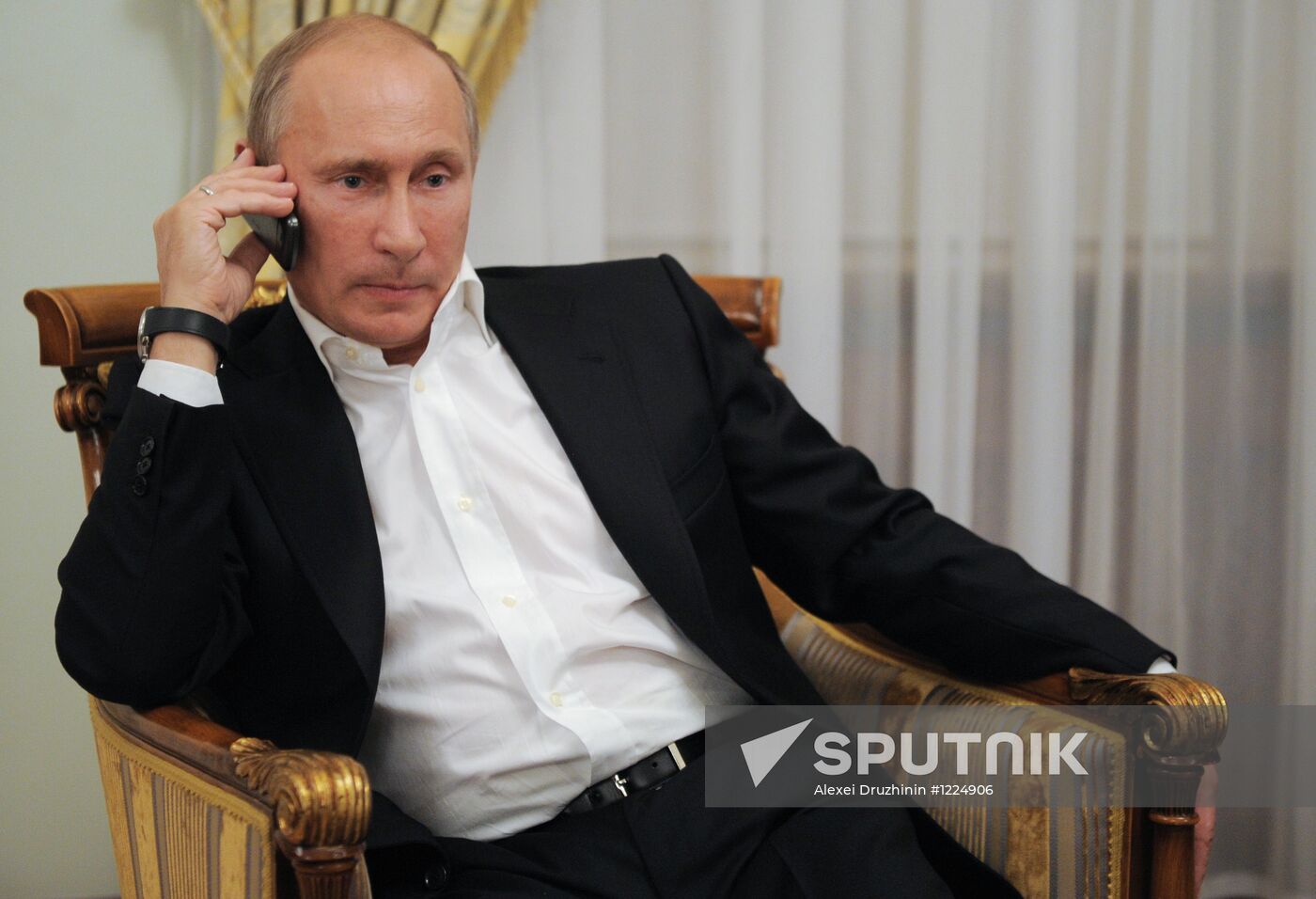 Vladimir Putin watches broadcast of Russian judo wrestlers