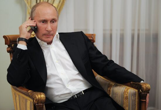 Vladimir Putin watches broadcast of Russian judo wrestlers