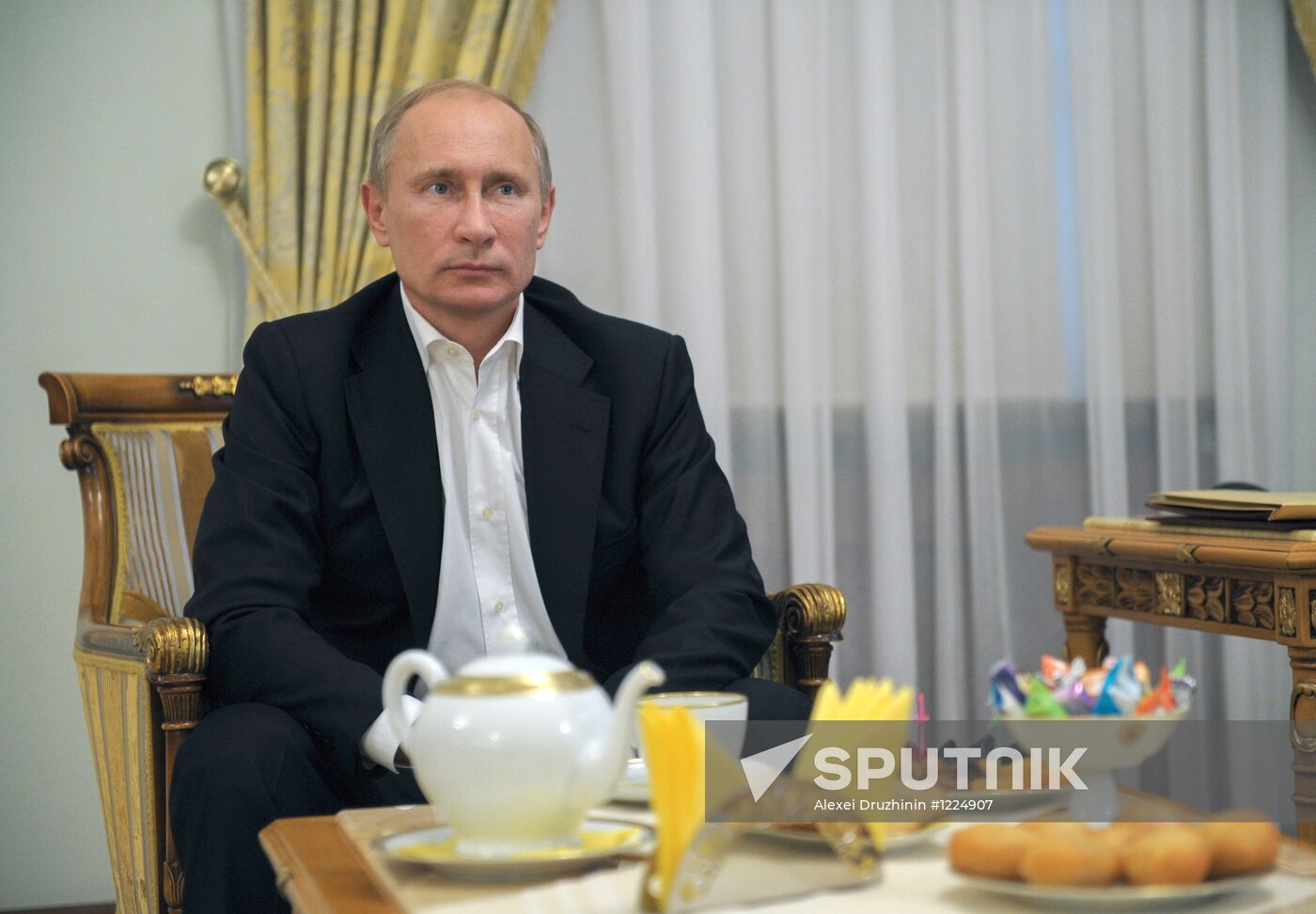 Vladimir Putin watches broadcast of Russian judo wrestlers