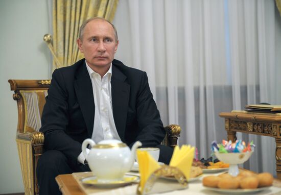 Vladimir Putin watches broadcast of Russian judo wrestlers
