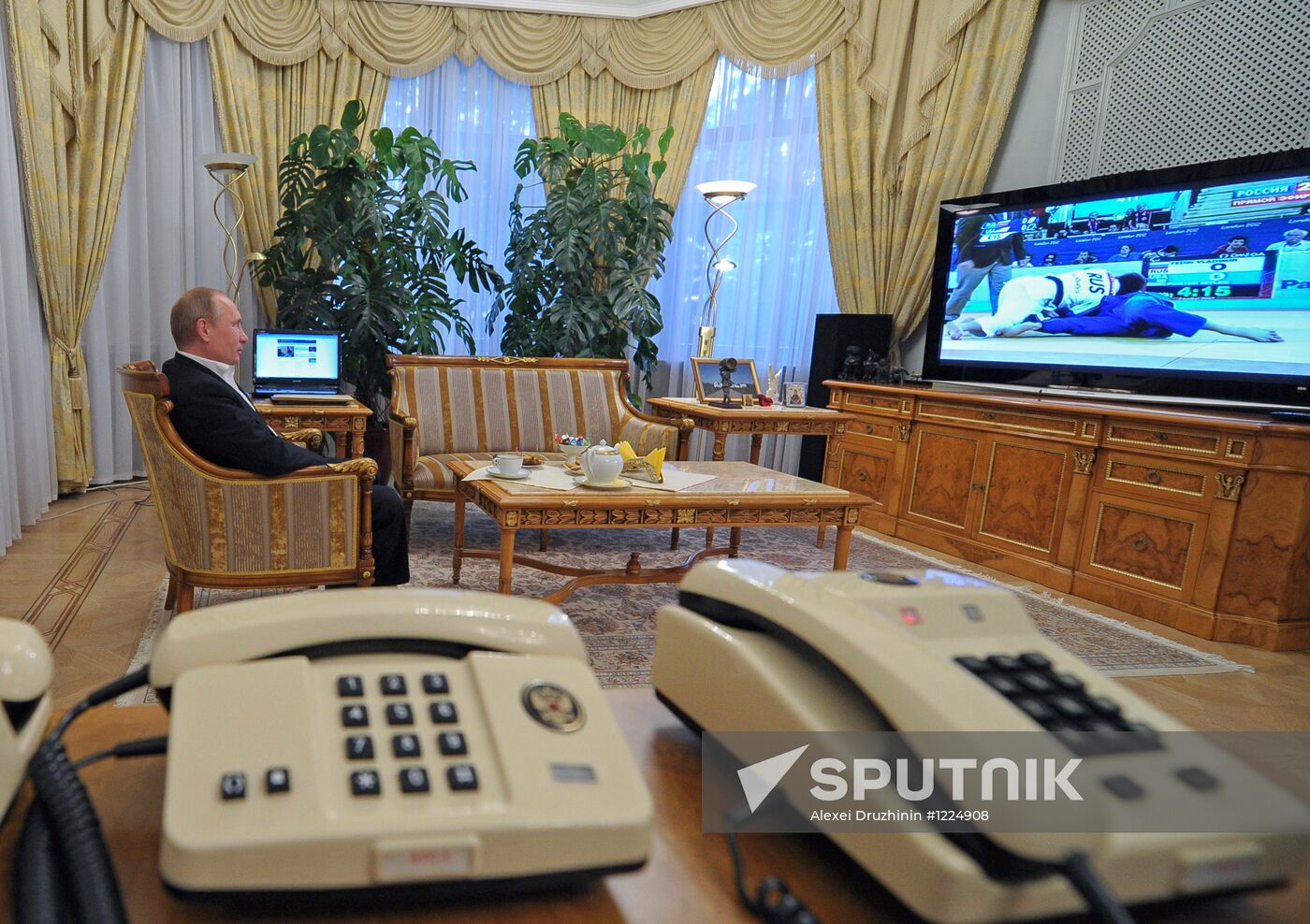 Vladimir Putin watches broadcast of Russian judo wrestlers