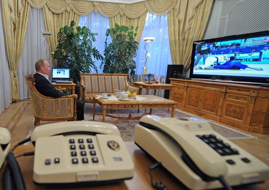 Vladimir Putin watches broadcast of Russian judo wrestlers
