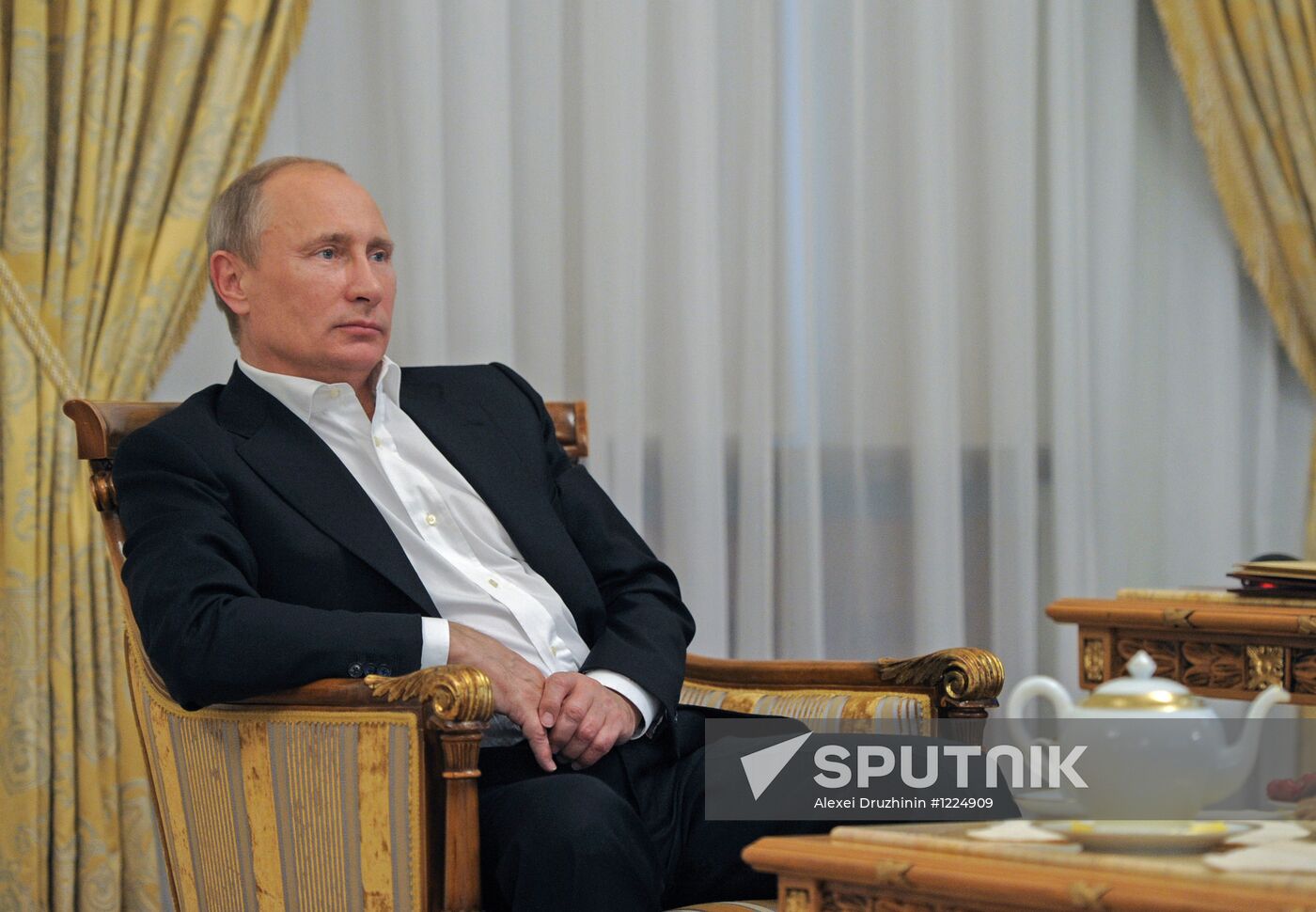 Vladimir Putin watches broadcast of Russian judo wrestlers