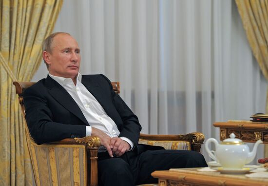 Vladimir Putin watches broadcast of Russian judo wrestlers