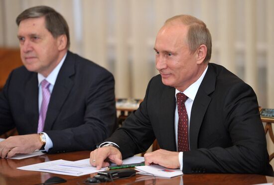 Vladimir Putin meets with heads of APEC trade unions' centers