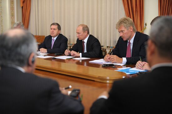 Vladimir Putin meets with heads of APEC trade unions' centers