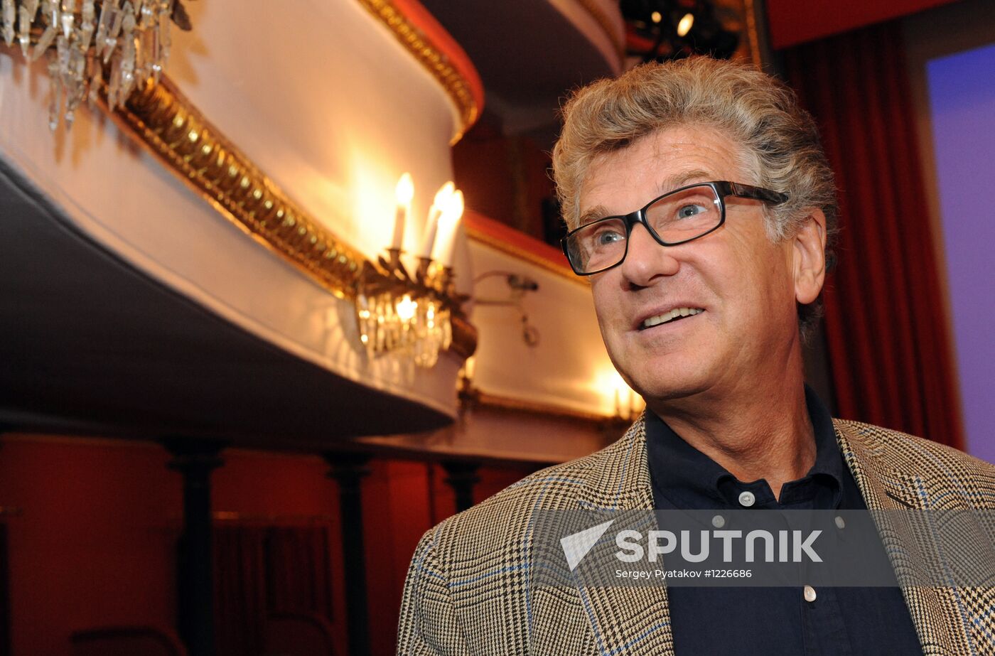 Vladimir Mayakovsky Theater troupe gathering