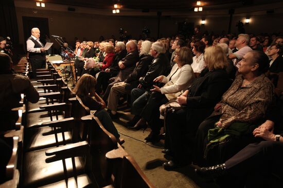 Chekhov Moscow Art Theater troupe gathering