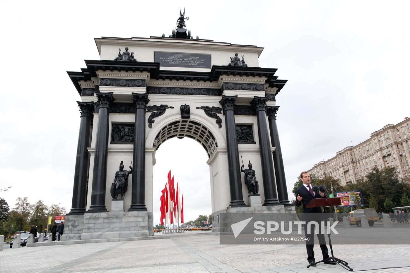 Dmitry Medvedev speaks at unveiling of restored Gate of Triumph