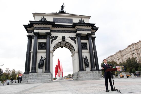 Dmitry Medvedev speaks at unveiling of restored Gate of Triumph