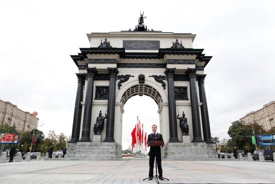 Dmitry Medvedev speaks at unveiling of restored Gate of Triumph