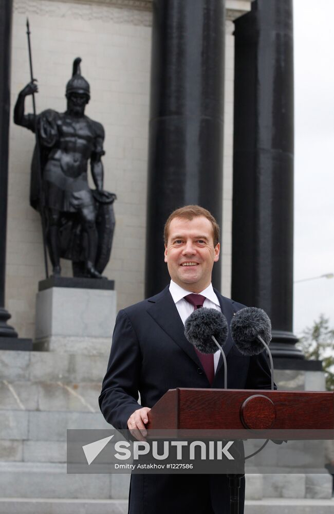 Dmitry Medvedev at unveiling of restored Gate of Triumph
