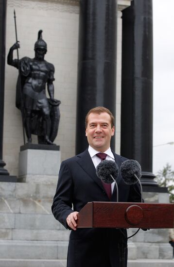 Dmitry Medvedev at unveiling of restored Gate of Triumph