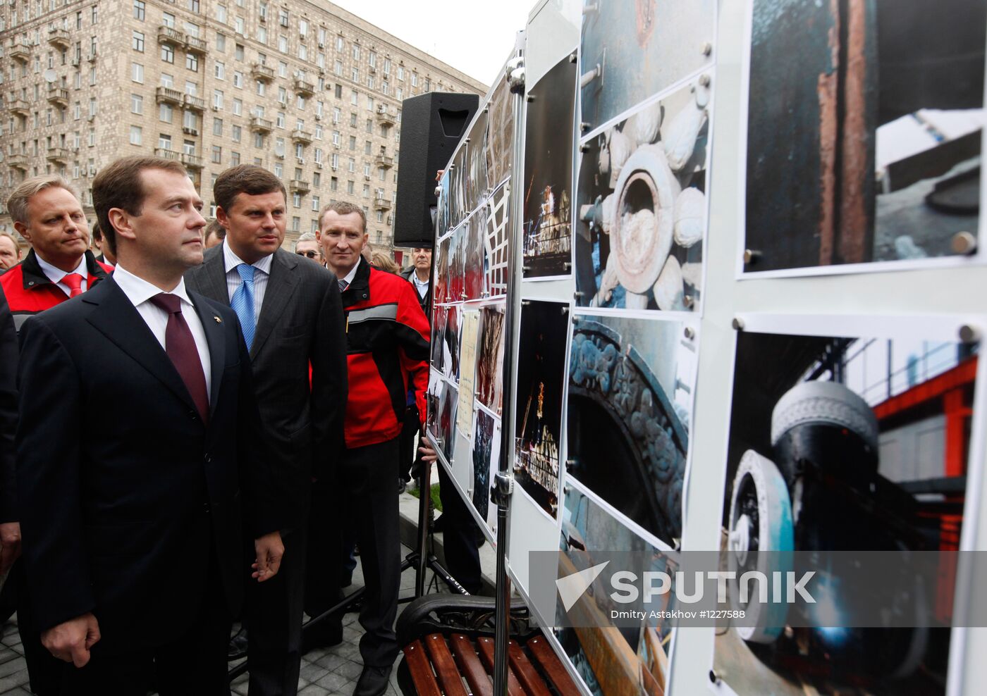 Dmitry Medvedev at unveiling of restored Gate of Triumph