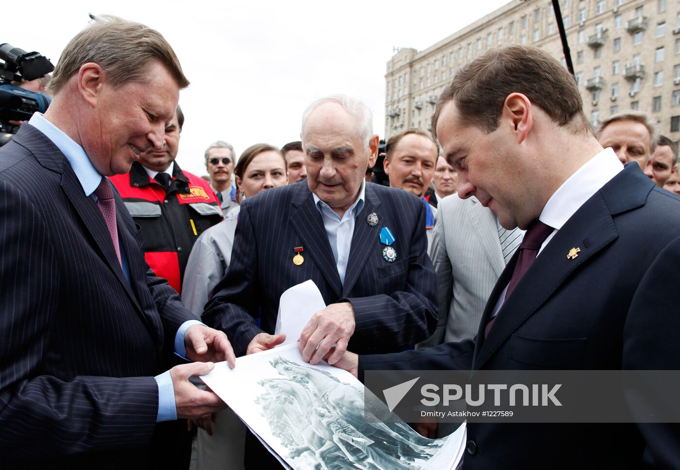 Dmitry Medvedev at unveiling of restored Gate of Triumph
