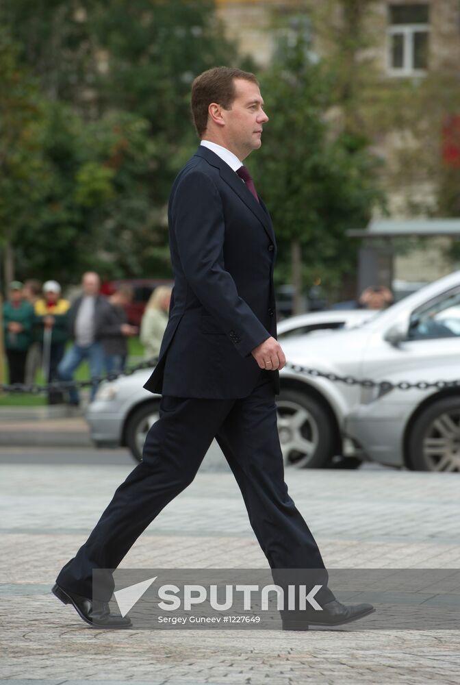 Medvedev attends Triumphal Gates after-restoration opening