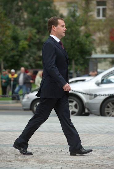 Medvedev attends Triumphal Gates after-restoration opening