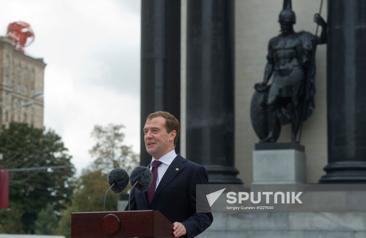 Medvedev attends Triumphal Gates after-restoration opening