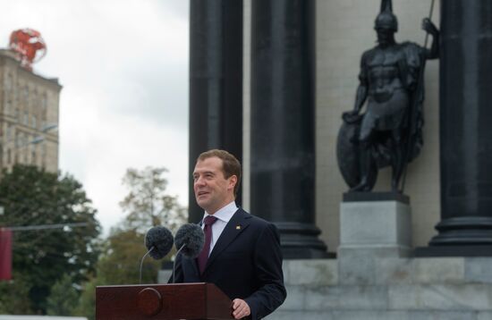 Medvedev attends Triumphal Gates after-restoration opening
