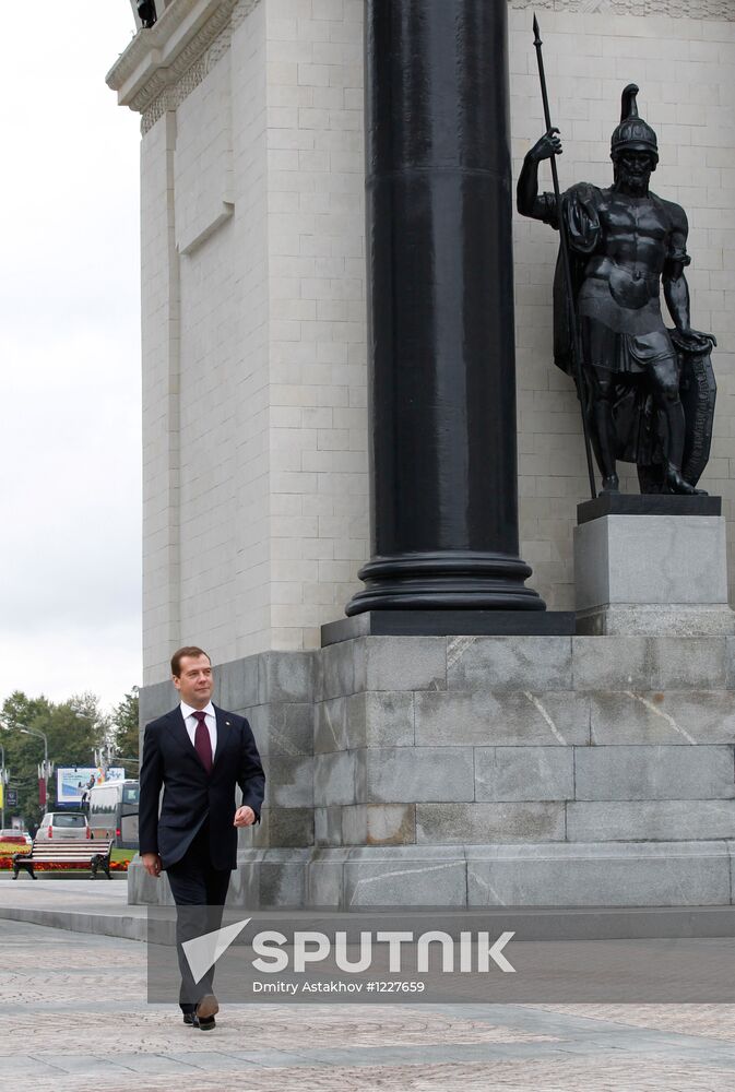 Medvedev attends Triumphal Gates after-restoration opening