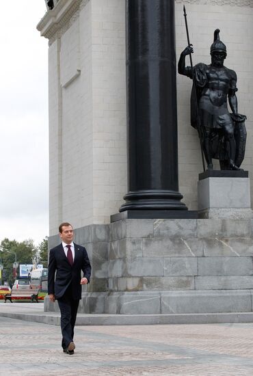 Medvedev attends Triumphal Gates after-restoration opening
