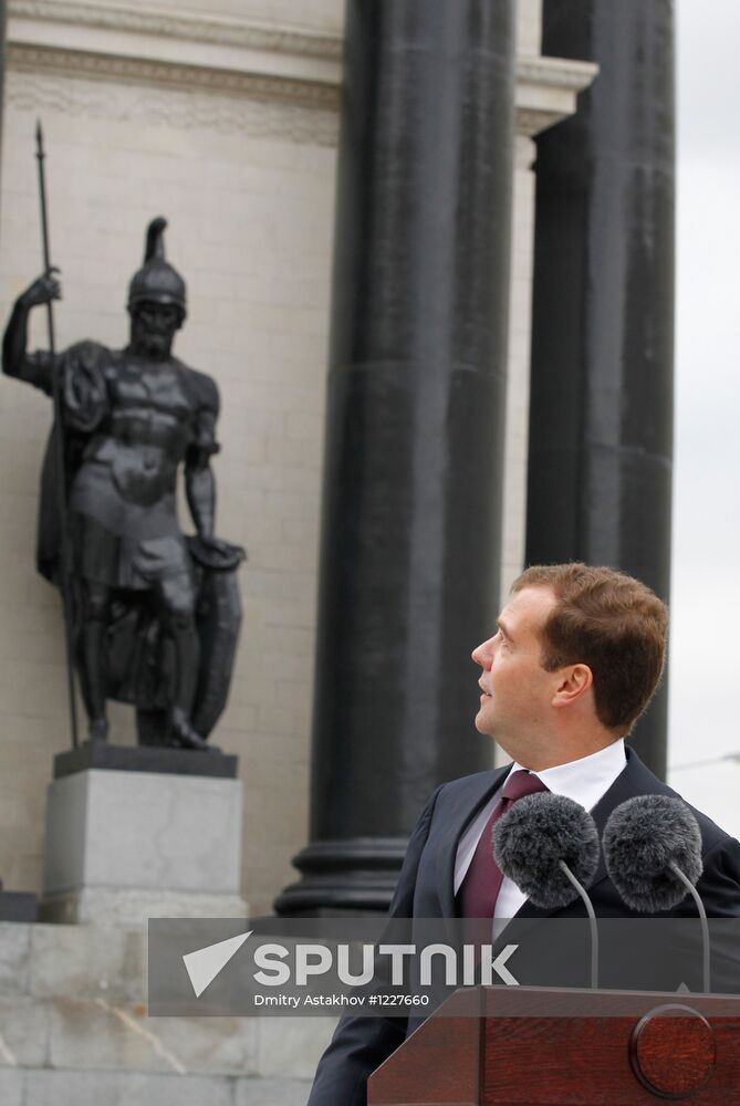 Medvedev attends Triumphal Gates after-restoration opening