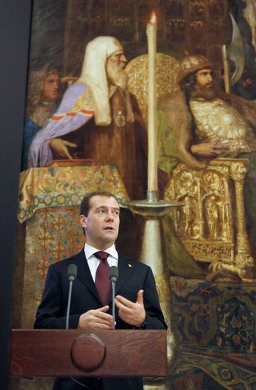 Medvedev attend 1812 Patriotic War Museum opening