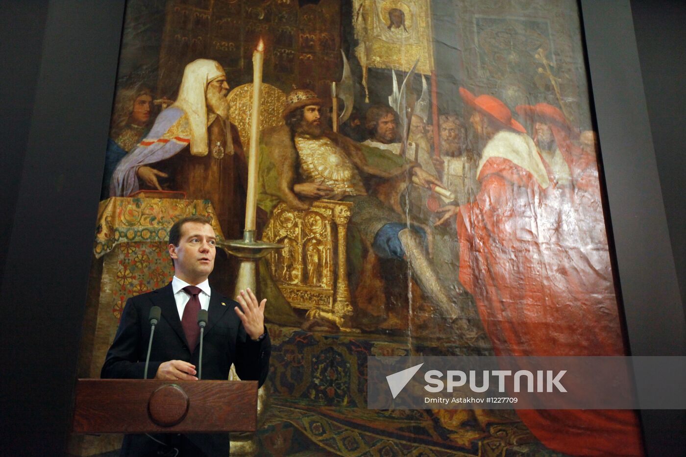 Medvedev attend 1812 Patriotic War Museum opening