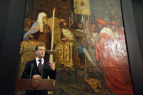 Medvedev attend 1812 Patriotic War Museum opening