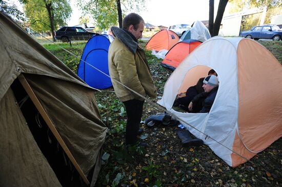 Workers at Verhnesinyachihinsky steel plant on a hunger strike