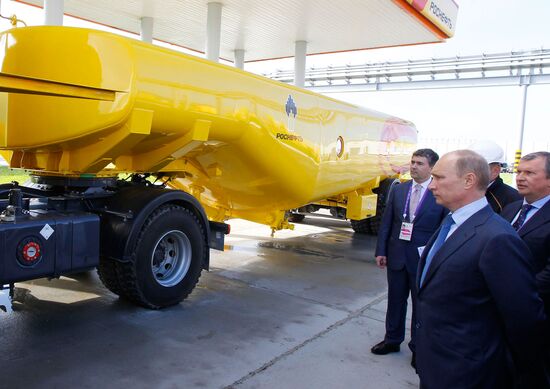 Vladmir Putin arrives in Vladivostok for APEC Summit