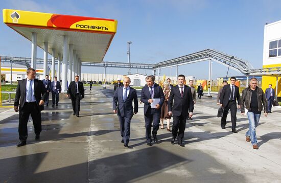 Vladmir Putin arrives in Vladivostok for APEC Summit