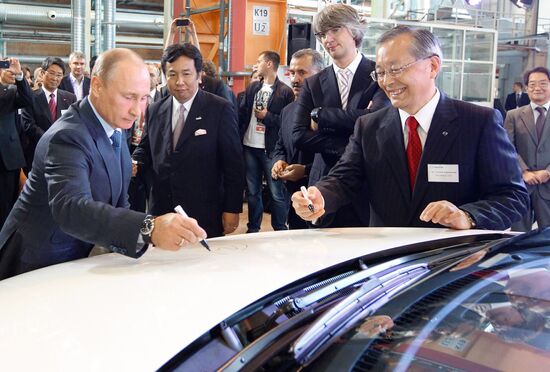 Vladimir Putin arrives in Vladivostok for APEC summit