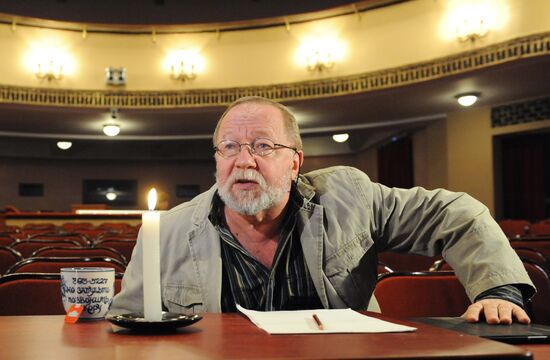 Vakhtangov Theater final rehearsal of "It Runs In The Family"