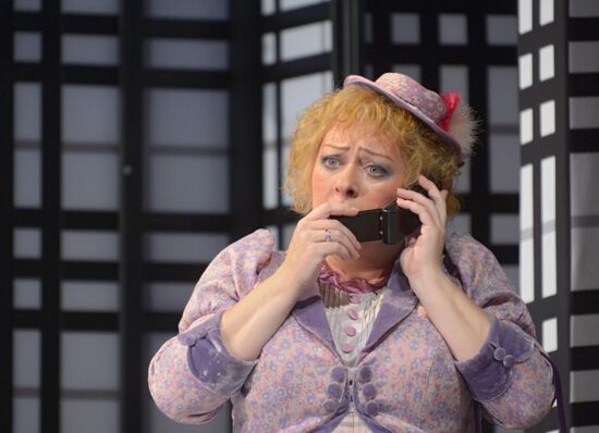 Vakhtangov Theater final rehearsal of "It Runs In The Family"