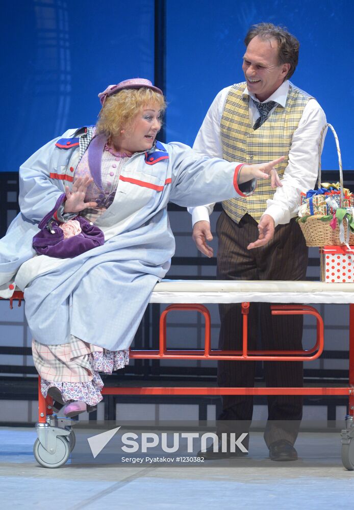 Vakhtangov Theater final rehearsal of "It Runs In The Family"
