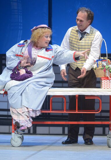 Vakhtangov Theater final rehearsal of "It Runs In The Family"