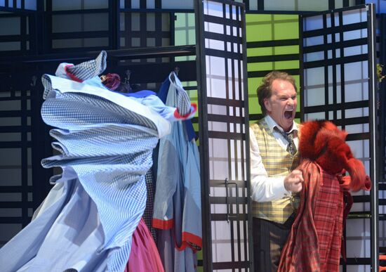 Vakhtangov Theater final rehearsal of "It Runs In The Family"