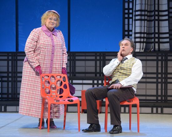 Vakhtangov Theater final rehearsal of "It Runs In The Family"