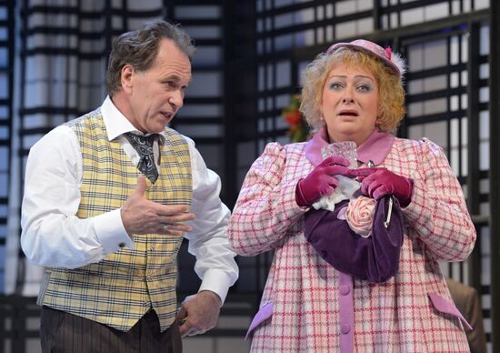 Vakhtangov Theater final rehearsal of "It Runs In The Family"