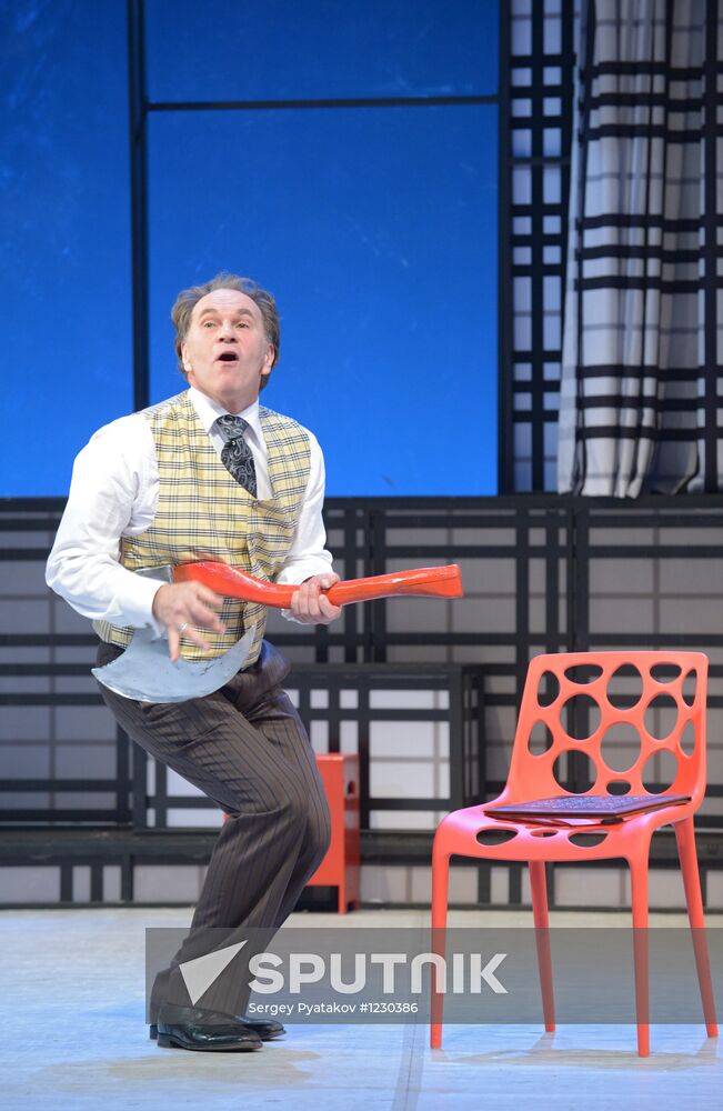 Vakhtangov Theater final rehearsal of "It Runs In The Family"