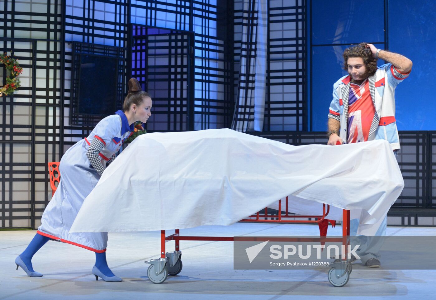 Vakhtangov Theater final rehearsal of "It Runs In The Family"