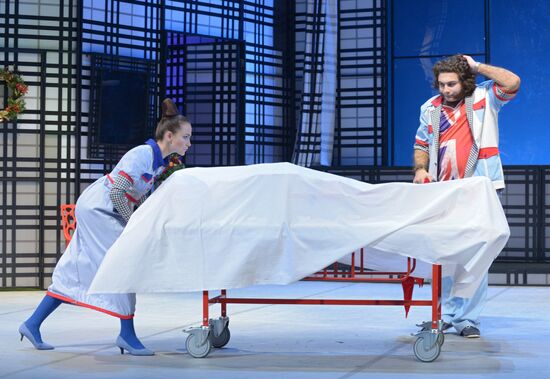 Vakhtangov Theater final rehearsal of "It Runs In The Family"