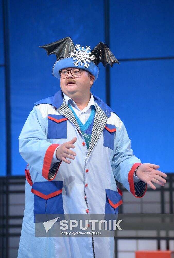Vakhtangov Theater final rehearsal of "It Runs In The Family"